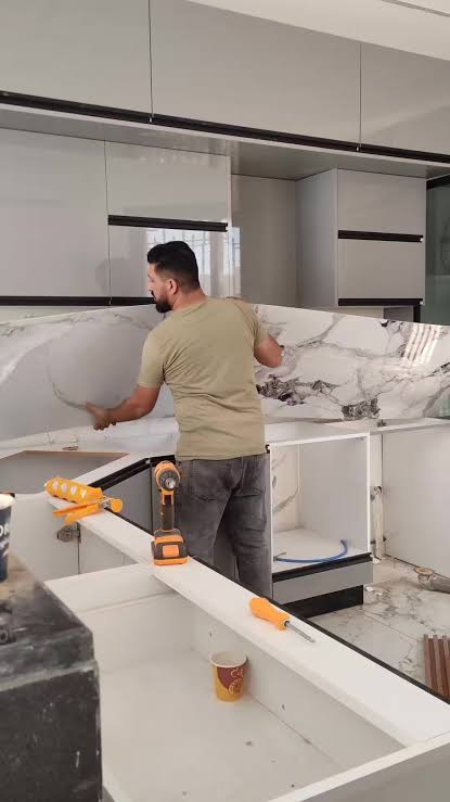 بديل الخشب و الرخام بجدة| أحدث ديكورات مطابخ و حمامات 2026 2 مقاولات كوالكم للدهانات والديكور فني تركيب بديل الرخام والخشب بجدة